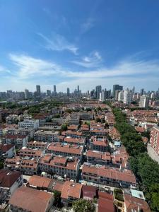 eine Luftaufnahme einer Stadt mit Gebäuden in der Unterkunft Fanhua Life IN Nanjing West Road Store 1 in Shanghai