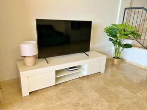 TV a/nebo společenská místnost v ubytování Townhouse with Ocean View