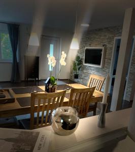 a dining room with a table and chairs and a table and a dining room at Ferienwohnung Hella in Kippenheim