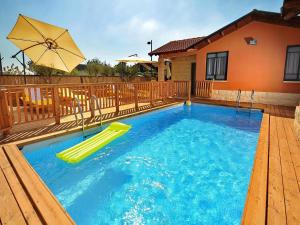 Bazén v ubytování גל גולן של רשת לב הגולן - סוויטות מדהימות עם בריכה משתופת nebo v jeho okolí