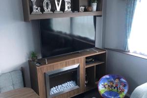 Μια τηλεόραση ή/και κέντρο ψυχαγωγίας στο Seaside Retreat in Fleetwood +3 φωτογραφίες