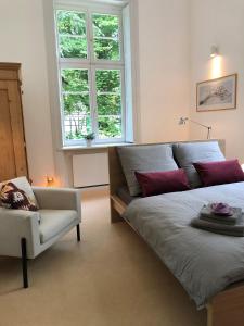 un salon avec un canapé et une chaise dans l'établissement Das Ministerhaus - historisches Anwesen für Gruppen und Seminare, à Bergkamen