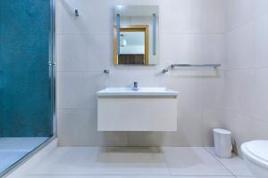 Ένα μπάνιο στο MetroStays Apartament ST JULIAN MALTA +19 φωτογραφίες