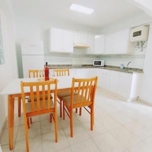 Η κουζίνα ή μικρή κουζίνα στο Apartamentos Reverón Playa 303 - Views of the Bay