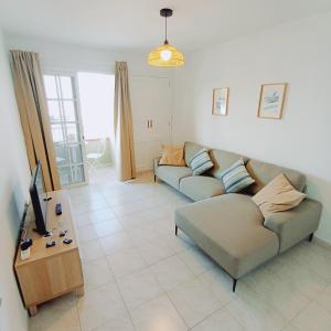 Μια τηλεόραση ή/και κέντρο ψυχαγωγίας στο Apartamentos Reverón Playa 303 - Views of the Bay