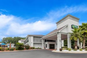 un hotel frente a un edificio en Quality Inn Port Wentworth Savannah North, en Port Wentworth