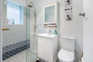 a bathroom with a toilet and a sink and a shower at Yarralumla Apartment Stay Queen Bed and Sofa Bed Free Parking in Yarralumla