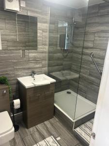 Un baño con ducha, lavabo e inodoro. en Muirside Cottage, en Stirling 10 fotos más