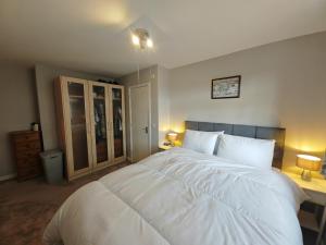 Ένα ή περισσότερα κρεβάτια σε δωμάτιο στο Brightwire 2bedroom apartment Eastleigh +7 φωτογραφίες