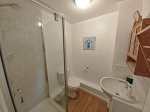 Ένα μπάνιο στο Brightwire 2bedroom apartment Eastleigh