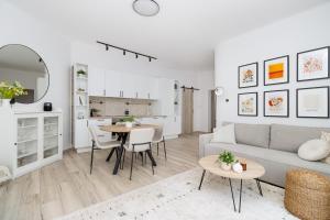 una sala de estar con un sofá y una mesa en Beautiful Apartment in Erdody Palace, en Otilia 14 fotos más
