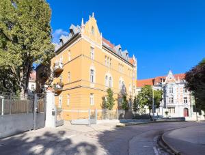 un edificio amarillo al costado de una calle en Beautiful Apartment in Erdody Palace, en Otilia