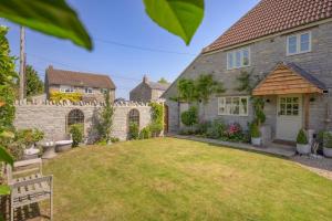 a house with a yard with a fence at Beautiful Home & Garden in Somerset Countryside in East Lydford +30 photos