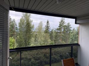 a window in a room with a view of trees at Tallukantie Sauna-apartamentti in Asikkala