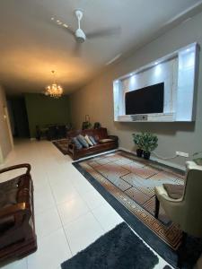 Μια τηλεόραση ή/και κέντρο ψυχαγωγίας στο homestay bayu laut balok kuantan 4 bilik tepi pantai free wifi