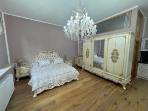 a bedroom with a bed and a chandelier at Zum Böhmen Ferienwohnung Hermann von Salza in Bad Langensalza