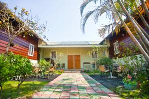 Κήπος έξω από το Song Youf Hostel