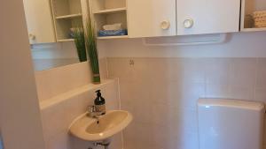 Ένα μπάνιο στο Bright & Cozy Apartment in Mainaschaff
