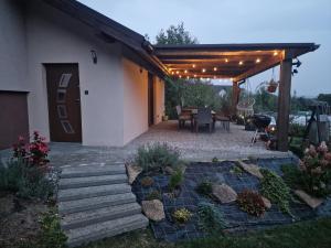 Zahrada ubytování Domek w Sadzie + 7 fotografií