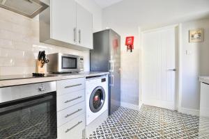 Kuchyň nebo kuchyňský kout v ubytování Neath Valley – Family Haven near Waterfalls + 14 fotografií