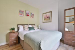 Postel nebo postele na pokoji v ubytování Neath Valley – Family Haven near Waterfalls