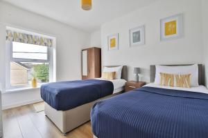 Postel nebo postele na pokoji v ubytování Neath Valley – Family Haven near Waterfalls