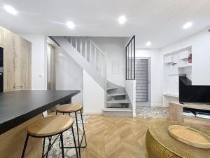 salon ze stołem i krzesłami oraz schodami w obiekcie L'Harmonie - Appartement proche de la Gare et du Centre w mieście Narbona +4 zdjęcia