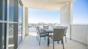 En balkon eller terrasse på Upside Westfield garden city 2bedroom 2bathroom