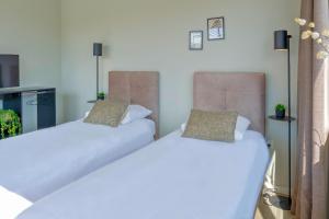 Postel nebo postele na pokoji v ubytování Bright Room With Comfortable Bed & Bathroom