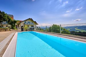 Hồ bơi trong/gần Richterhof Wellness Apartments Bayerischer Wald