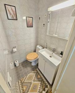 un baño con inodoro y lavabo en Heim Apartments, en Seinäjoki