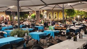 En restaurant eller et andet spisested på Garda Moments Apartment