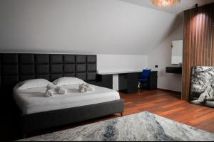 Ένα ή περισσότερα κρεβάτια σε δωμάτιο στο Linza Cozy Vila