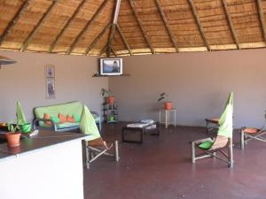 Una televisión o centro de entretenimiento en My Bush Camp