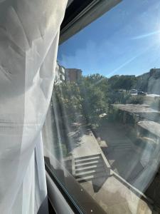 una ventana con una cortina blanca en Elegant apartment, en Tulcea