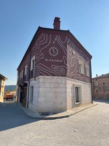 un edificio con un dipinto sul lato di Hotel Rural El Majuelo a Montorio