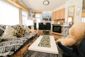 Televiisor ja/või meelelahutuskeskus majutusasutuses Caravan Beach Park - Sleeps 8 Parking & Pool