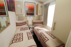 Voodi või voodid majutusasutuse Caravan Beach Park - Sleeps 8 Parking & Pool toas +29 fotot