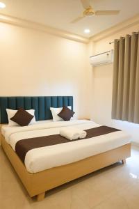Katil atau katil-katil dalam bilik di Hari Niwaas Guest House by VM Stays in Varanasi near Ghat & Kashi Vishwanath Temple