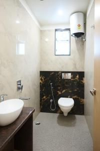 Bilik mandi di Hari Niwaas Guest House by VM Stays in Varanasi near Ghat & Kashi Vishwanath Temple