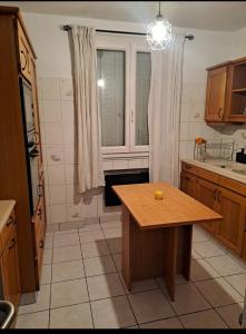 Kuchyň nebo kuchyňský kout v ubytování Appartement T4 Dijon proche Tram et bus 4ème étage