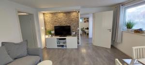 ein Wohnzimmer mit Couch und Fernseher in der Unterkunft FeWo Friedrichshafen in Friedrichshafen