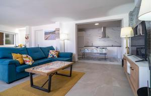 ベナルップ・カサス・ビエハスにあるStunning Home In Benalup-Casas Viejasの青いソファとテーブルのあるリビングルーム