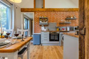 Η κουζίνα ή μικρή κουζίνα στο The Coach House - Swannington