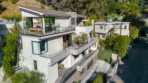 una vista aérea de una gran casa blanca en Willow Glen, en Los Ángeles