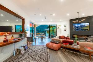 Una gran sala de estar con un sofá y una mesa. en Willow Glen, en Los Ángeles