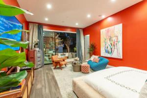 Un dormitorio con paredes naranjas y una cama y una sala de estar. en Willow Glen, en Los Ángeles 71 fotos más
