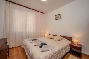 a bedroom with a bed with two towels on it at Holiday home with indoor fireplace in Pamporovo