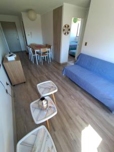 Una sala de estar con un sofá y dos bandejas. en Montemar vista, en Concón