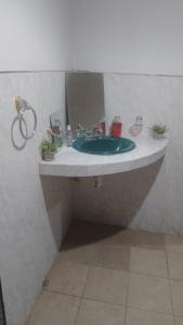 ein Badezimmer mit Waschbecken und Spiegel in der Unterkunft Alojamiento OLSI in Torreón